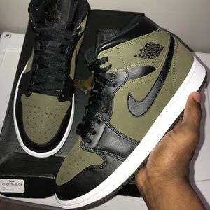 Air Jordan 1 Mid Olive